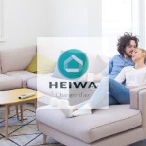 Un couple détendu sur un canapé moderne, logo Heiwa en superposition.
