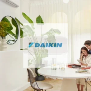Deux personnes assises à une table, avec des plantes et un logo Daikin en arrière-plan.